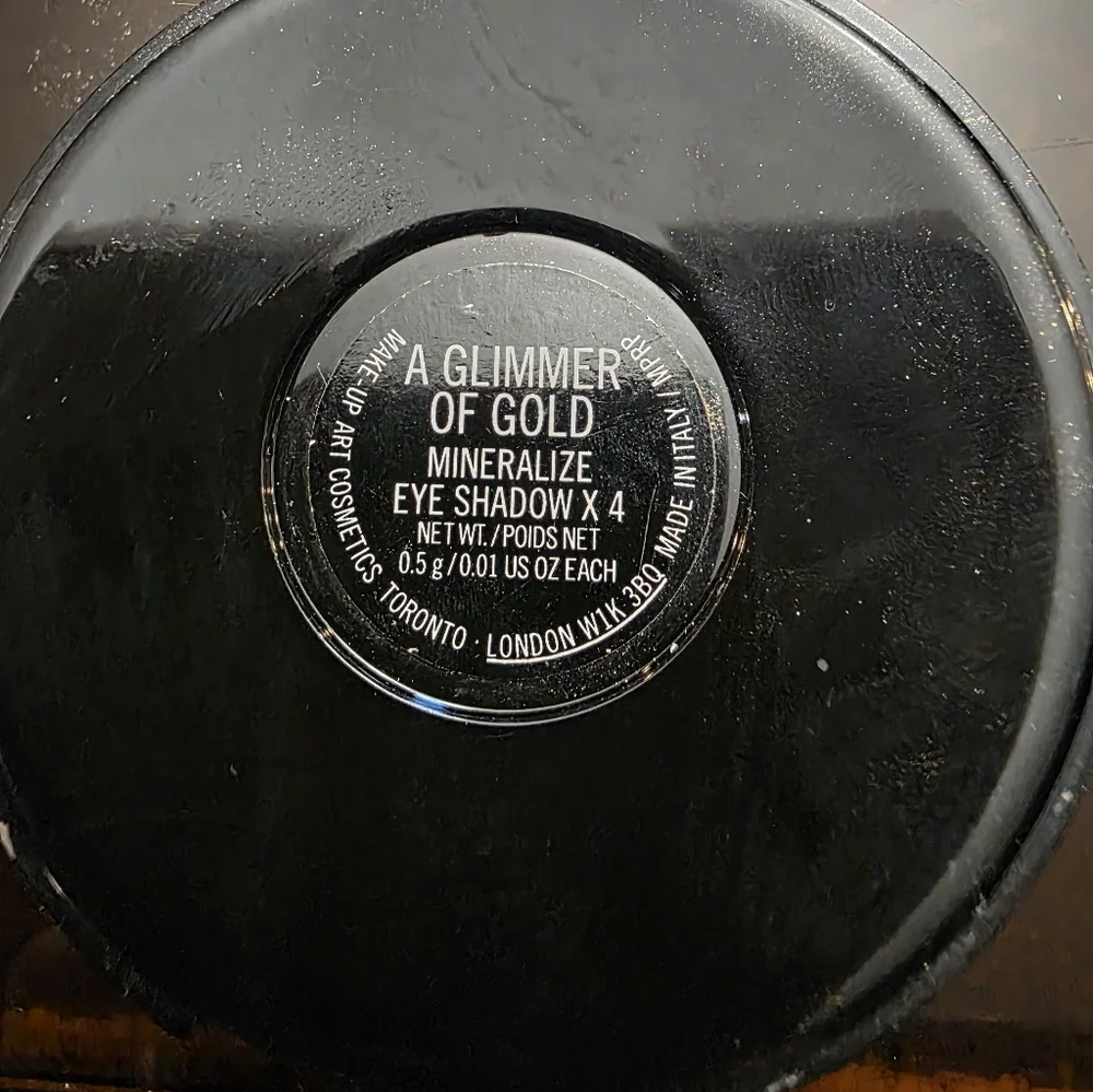 MAC A Glimmer Of Gold Eyeshadow - Picture 4 of 4